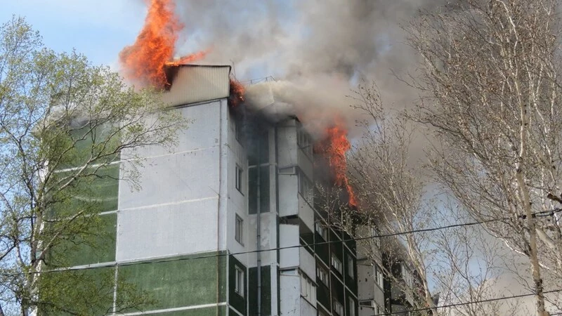 Прокуратура и следком начали проверку пожара в центре Южно-Сахалинска
