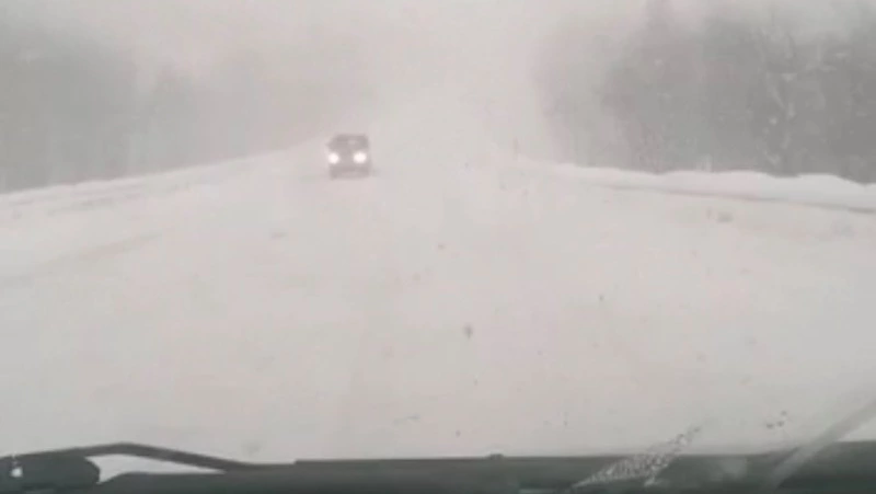 Опасная дорожная ситуация сложилась на трассе Южно-Сахалинск–Оха из-за непогоды