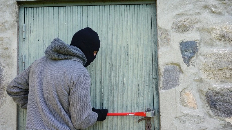 Двое жителей Южно-Сахалинска предстанут перед судом за серию квартирных краж