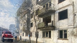 Один расселенный дом в Охе горел дважды за сутки