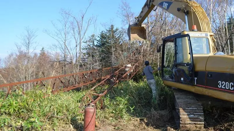 В Невельском районе устанавливают высоковольтную опору ЛЭП
