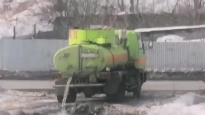 На Сахалине неопознанная ас-машина сливает нечистоты в море в Макарове