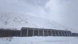 Лавина сошла на 13 км автодороги Невельск — Шебунино днем 15 февраля