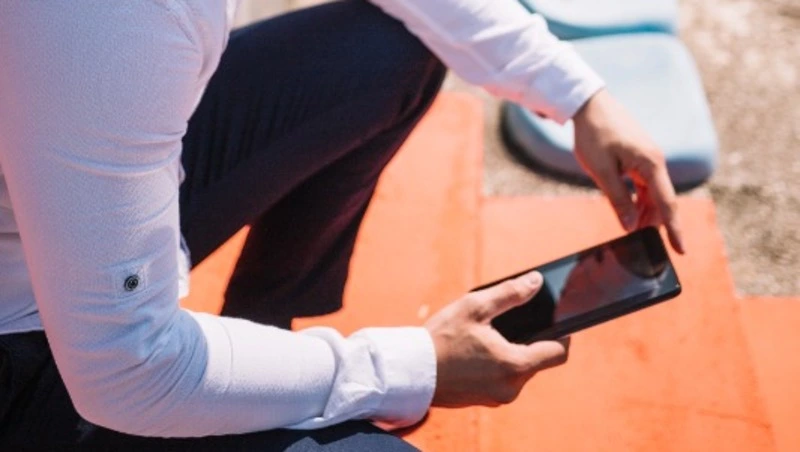 Сахалинец украл телефон у 19-летнего парня рядом с кафе в Корсакове 