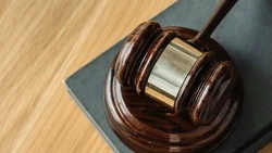 Воспитатель из Сахалинской области получила компенсацию за оскорбления родителя