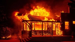 Семье из сгоревшего дома в Анивском районе мэрия поможет деньгами и вещами