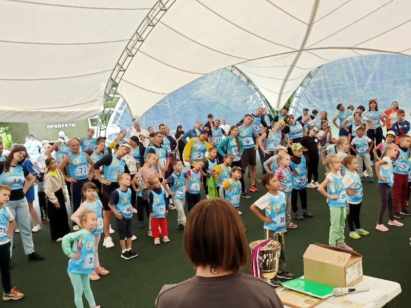 Десятки семей собрались в южно-сахалинском парке, чтобы выяснить, кто спортивнее