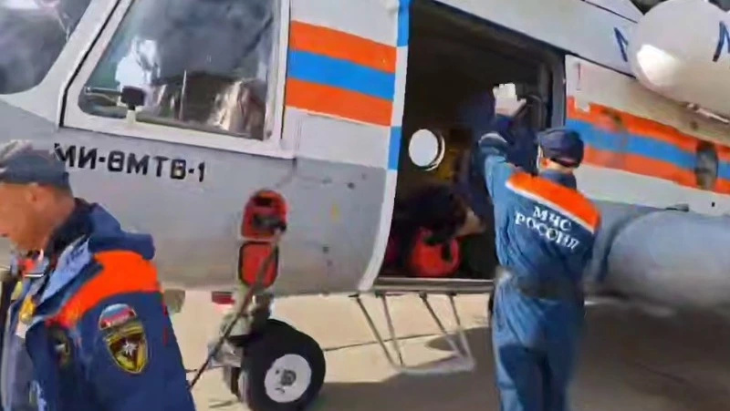 Мужчину на бочке из-под топлива ищут в Охотском море