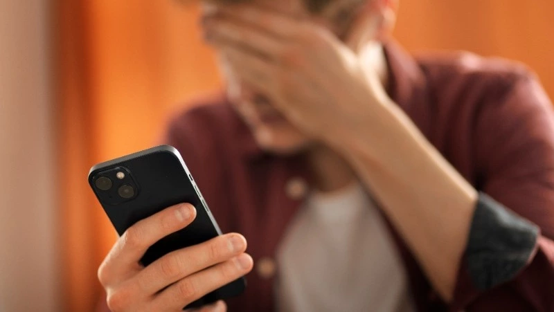 Житель Южно-Сахалинска украл дорогой мобильник у спящей собутыльницы 