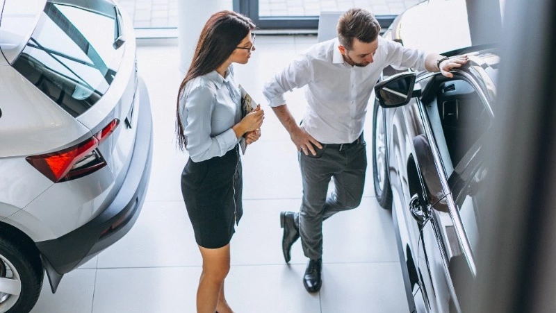 Продажи новых авто в РФ снизились на 26% в первые месяцы 2025 года