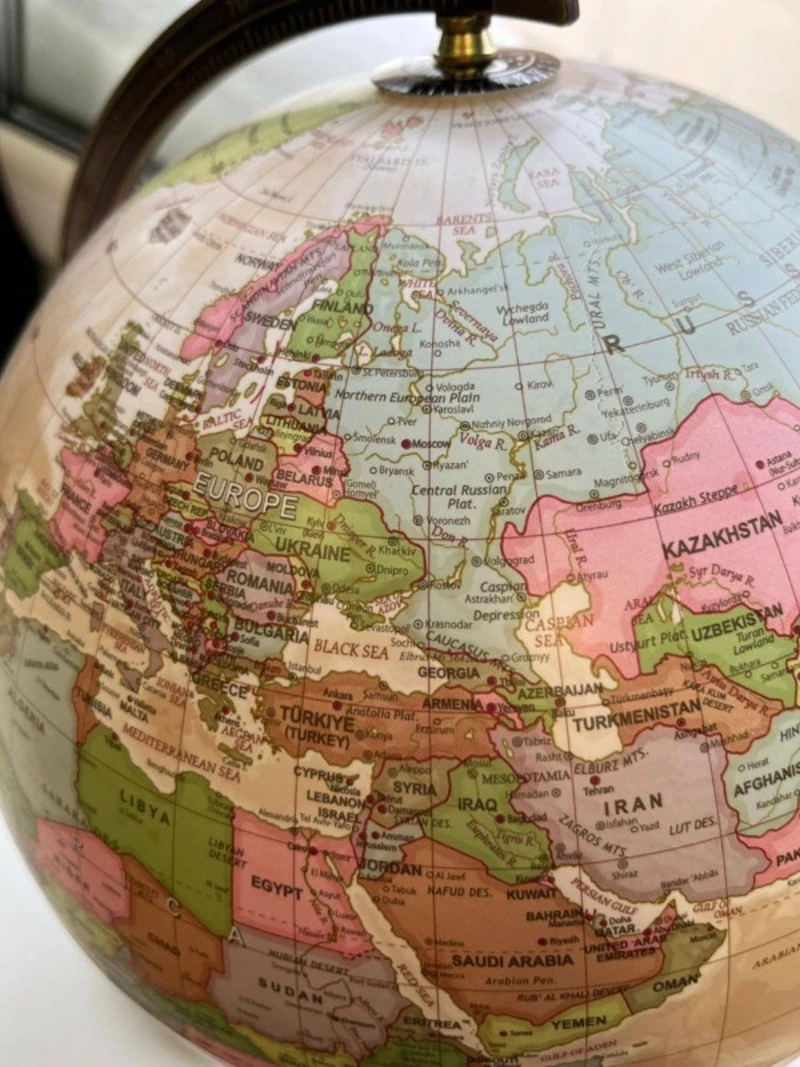 Глава Южно-Сахалинской канцелярии генконсульства Южной Кореи подарил глобус с «украинским» Крымом 