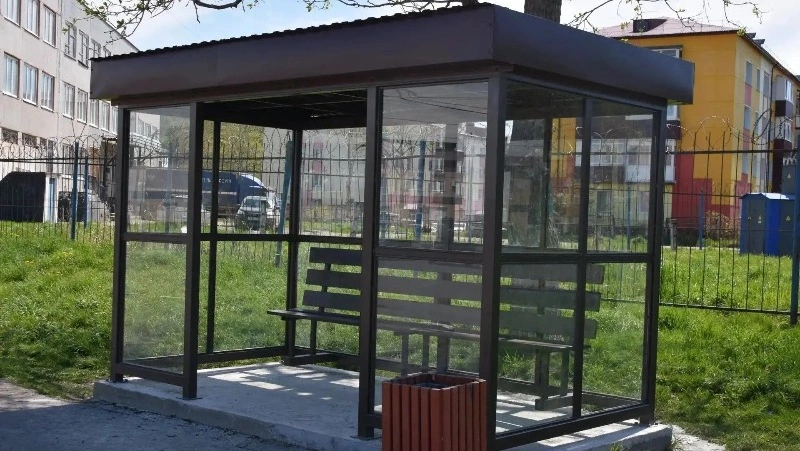 В Углегорском районе установили 7 новых остановок по единому дизайн-коду