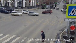 Водитель легковушки сбил самокат с двумя сахалинцами на пешеходном переходе 