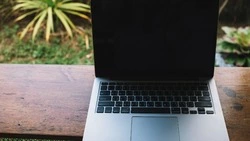 Пассажир такси в Южно-Сахалинске присвоил чужой ноутбук