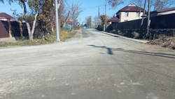 Дорогу из Долинска к селам отсыпали после жалоб жителей на разбитые авто 