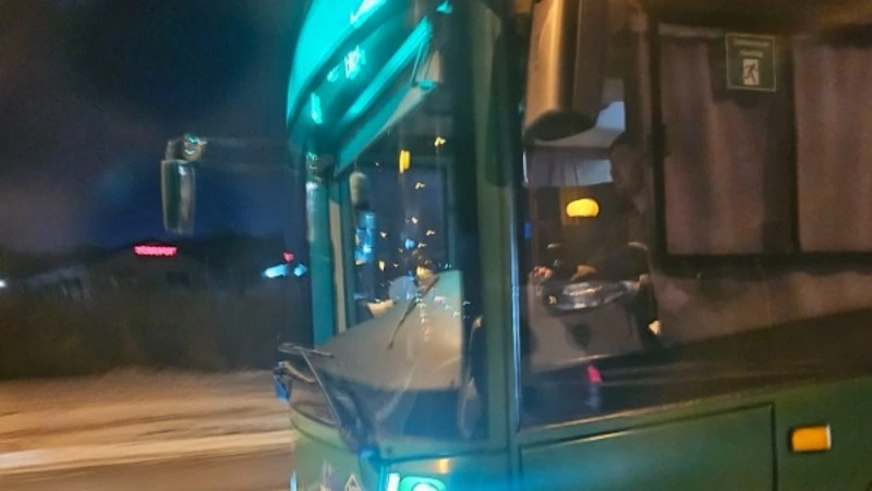 Водитель автобуса подрезал женщину на дороге и спрятался от камеры за шторкой в Южно-Сахалинске