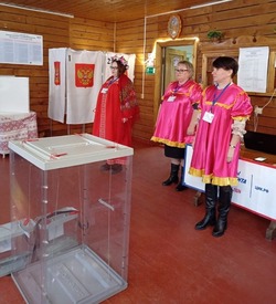 Жительницы Александровск-Сахалинского района пришли на выборы в народных костюмах