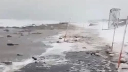 Шторм серьезно повредил пляж на юго-востоке Сахалина