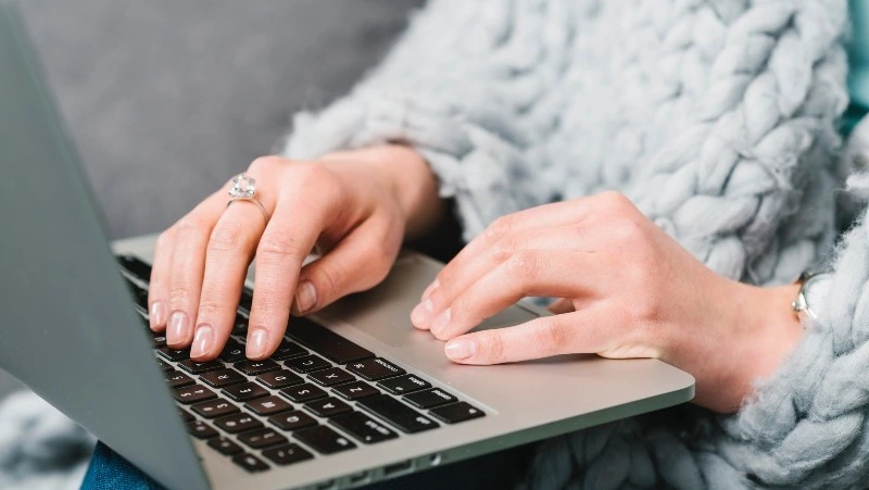 Жительница Благовещенска обманула четырех студентов с Сахалина, обещая написать курсовые