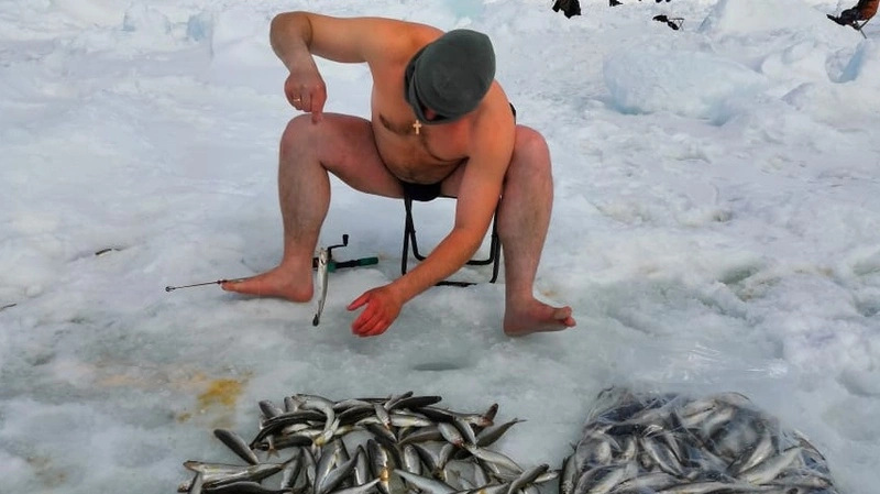 Сахалинские рыбаки устроили солярий на льду