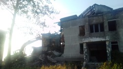 Старое здание снесут в Поронайске после падения девочки с балкона 2 этажа