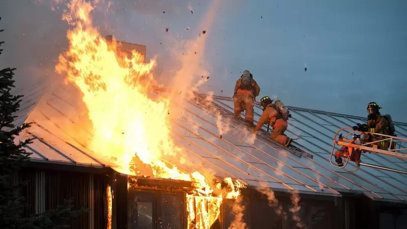 Жилой дом загорелся в Южно-Сахалинске — 12 пожарных защитили здание