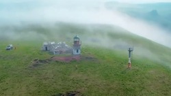 Маяк в тумане на мысе Кузнецова на Сахалине показали с высоты птичьего полета