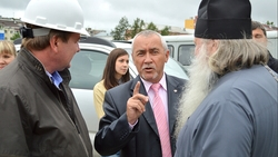 Власти Сахалина проверили строительство мемориального комплекса и собора на площади Победы