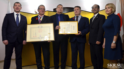 Генконсул Японии вручил двоим сахалинцам награды за укрепление международных связей