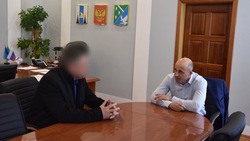 Мэр Долинского района поговорил с прибывшим в отпуск бойцом СВО