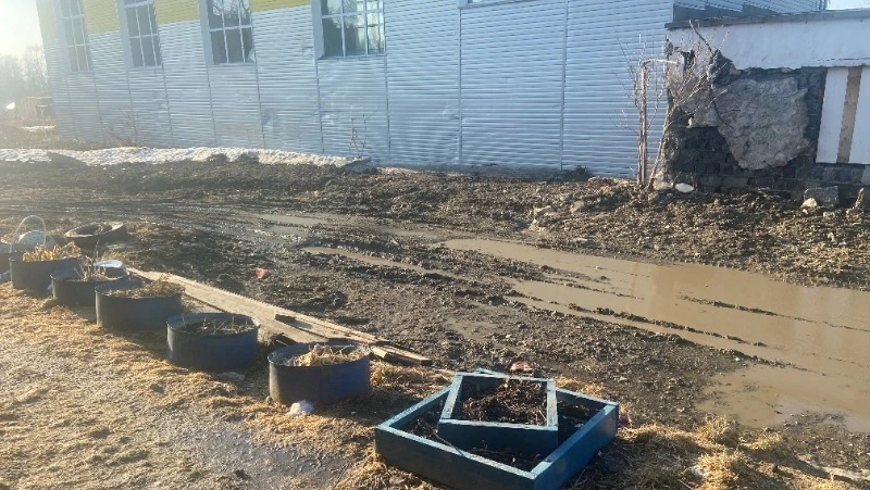 «Совесть имейте»: коммунальщики разбили твердое покрытие во дворе Ново-Александровска