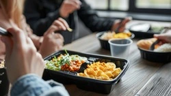 Авиакомпанию наказали за отказ кормить пассажиров задержанного рейса в Южно-Сахалинск