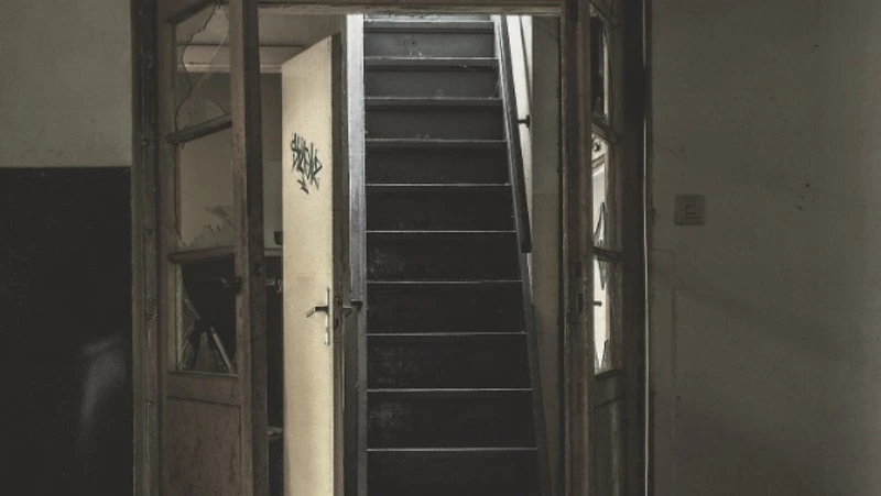 Сахалинец с выдуманным оружием напал на женщину в подъезде