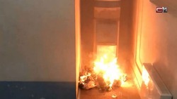 Мусоропровод загорелся в подъезде жилого дома в Углегорском районе 