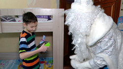 К многодетной семье из Южно-Сахалинска заглянул журналист-Дед Мороз