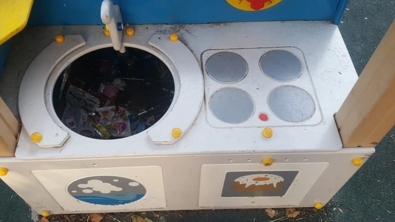 Народное видео: в Южно-Сахалинске детскую кухню на улице забросали мусором