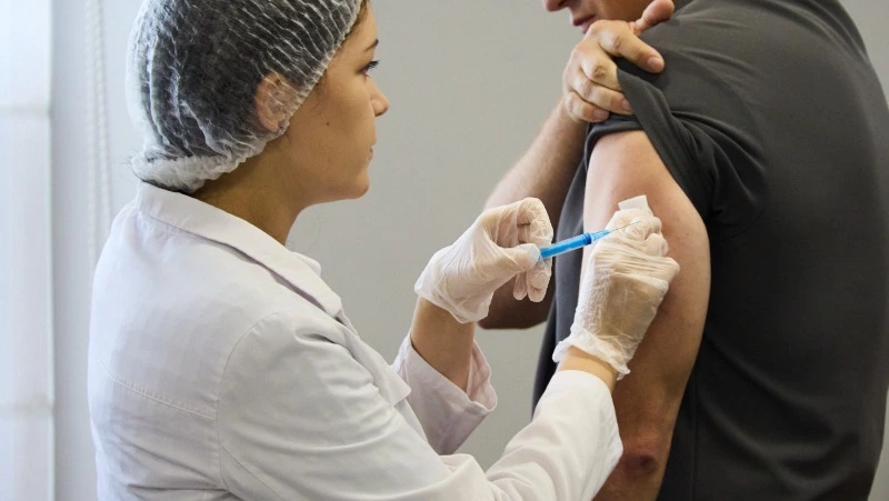 Южносахалинцы могут сделать бесплатные прививки от вирусов прямо на работе