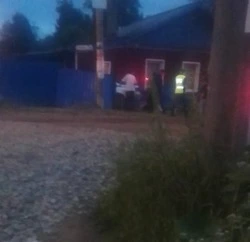 Пьяный водитель врезался в забор на улице Речной в Корсакове — очевидцы