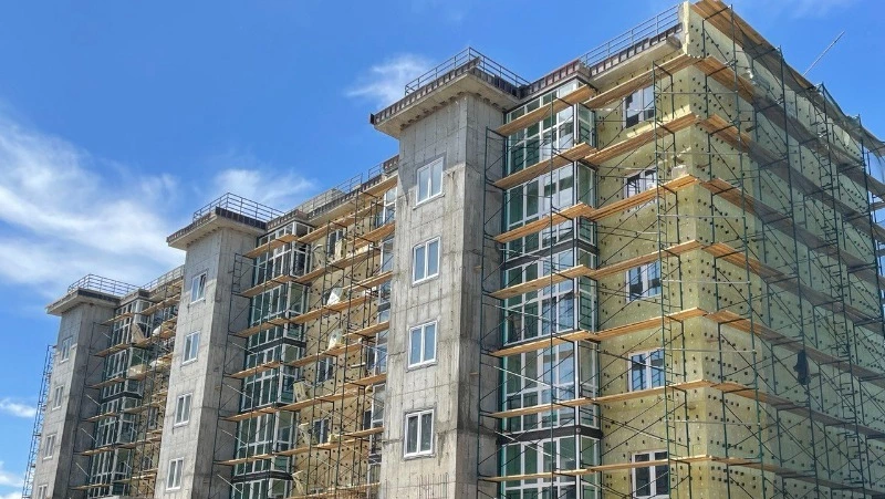 Более 360 семей Долинского района переедут в этом году из аварийного жилья 