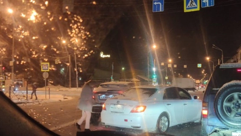 ДТП с двумя автомобилями произошло на перекрестке Южно-Сахалинска вечером 6 декабря