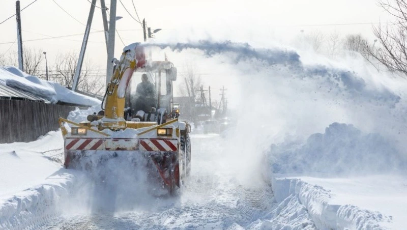 Более 280 единиц техники убирали снег на улицах Южно-Сахалинска в ночь на 16 марта