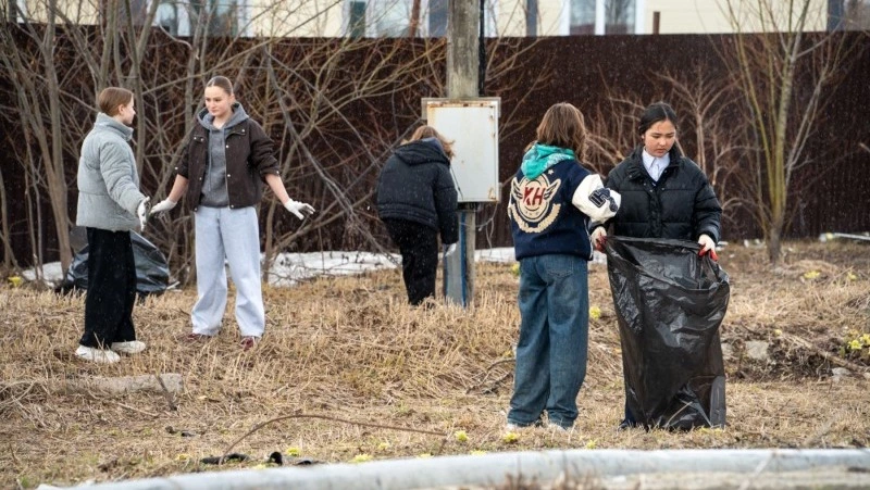 Школьники вышли на субботник в Дальнем и привели в порядок территорию у спортплощадки