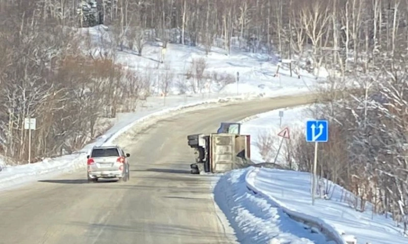 Грузовик перевернулся на охотской трассе на Сахалине