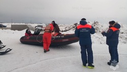 МЧС опубликовало кадры операции по спасению 14  рыбаков со льдины в Долинском районе