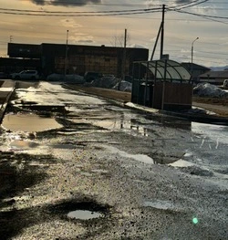 «Машины шкрябают дном»: жителей Октябрьского возмутило состояние дороги