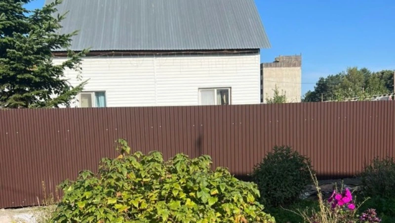 Семье бойца СВО отремонтировали забор по поручению губернатора на Сахалине