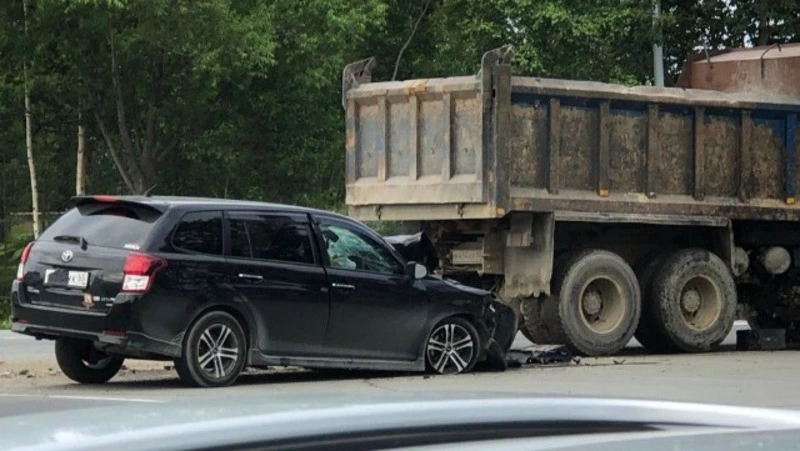 Грузовик смял Toyota Corolla в центре Южно-Сахалинска