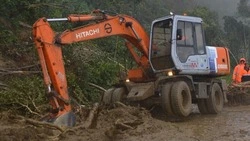 Из-за ливней и размытого пути в Углегорском районе перекрыли дорогу