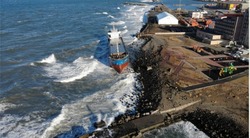 Судно Xing Yuan, севшее на мель у берегов Холмска, сделали безопасным