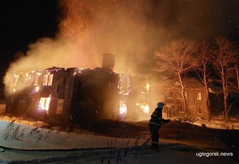 Деревянный дом сгорел в Углегорске: пострадали два человека
